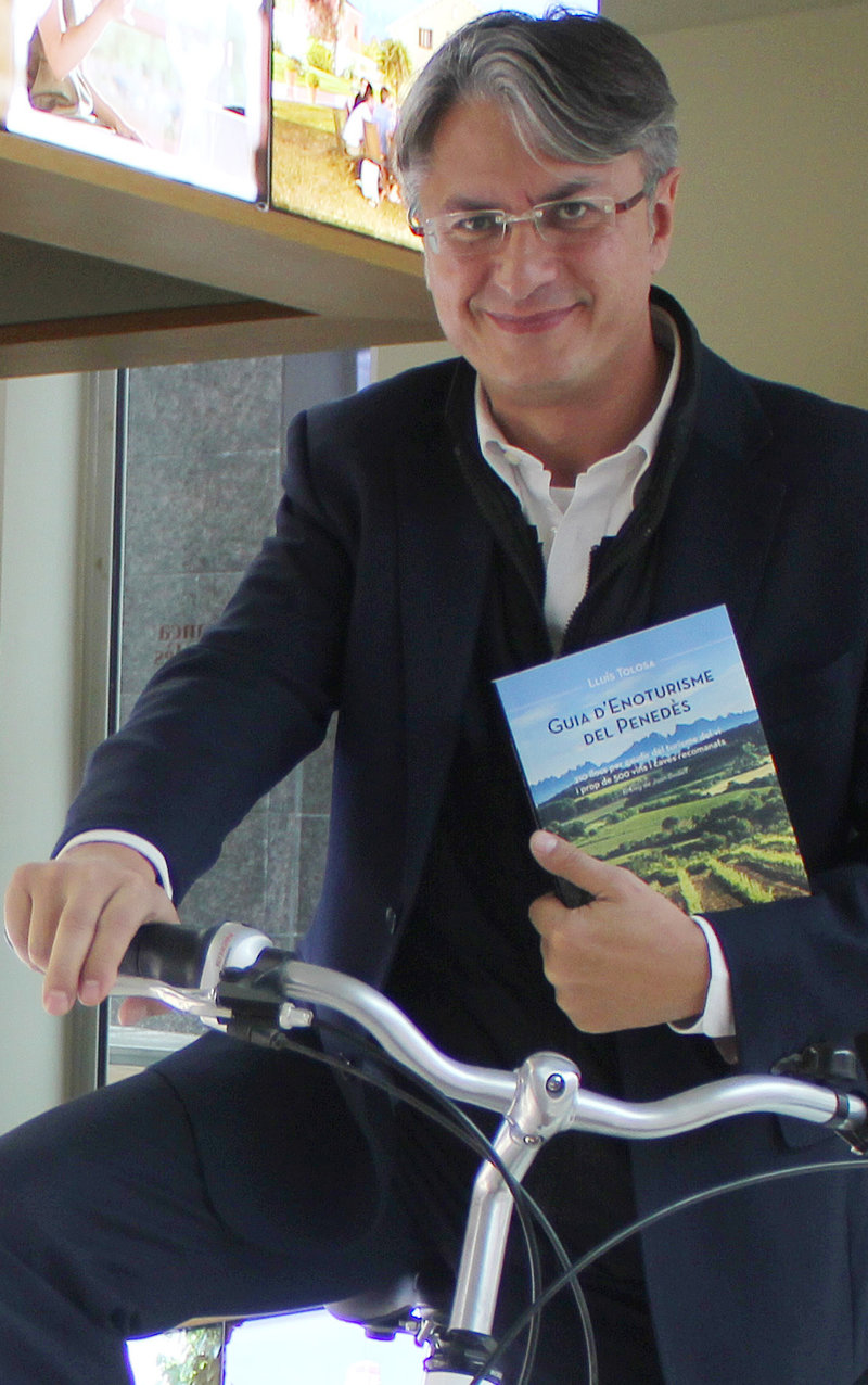 Vilafranca del Penedès. Oficina d’informació turística. Km0 de les Rutes del Vi i el Cava. Lluís Tolosa, autor de la Guia d’enoturisme del Penedès, després de la presentació del seu llibre.