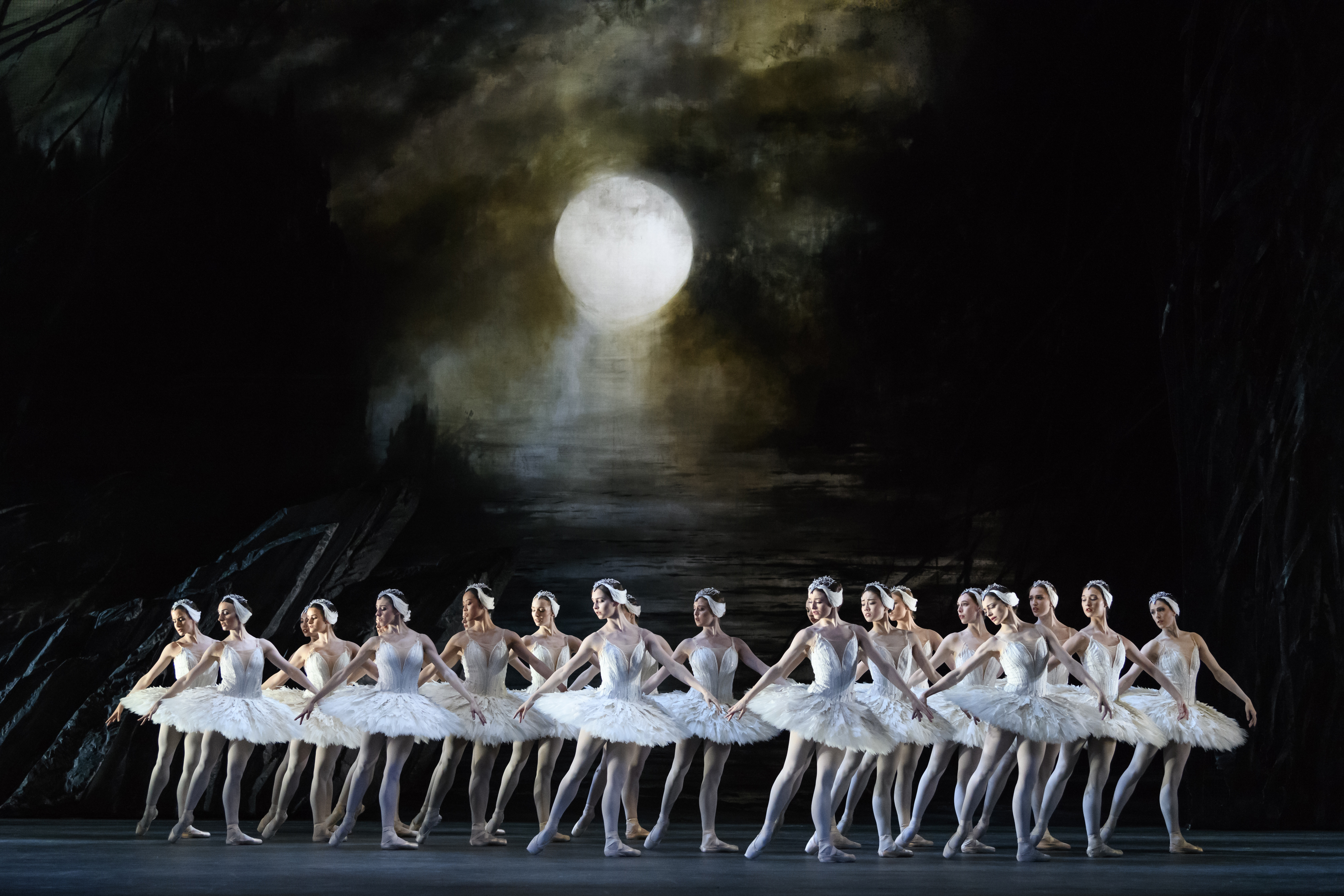 Artists of The Royal Ballet in Swan Lake, The Royal Ballet c 2018 ROH. Photograph by Bill Cooper