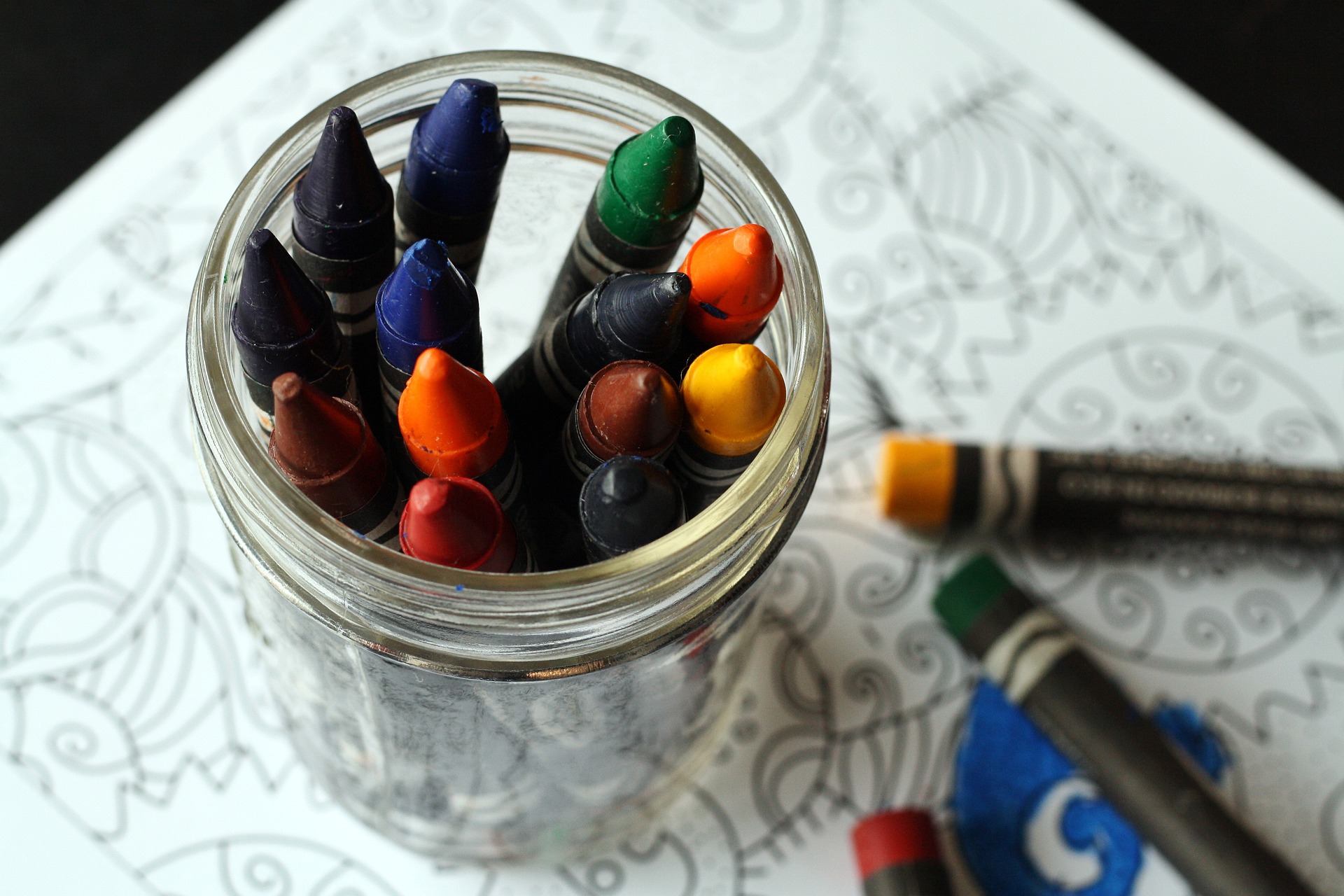crayons-gfddde55c9_1920