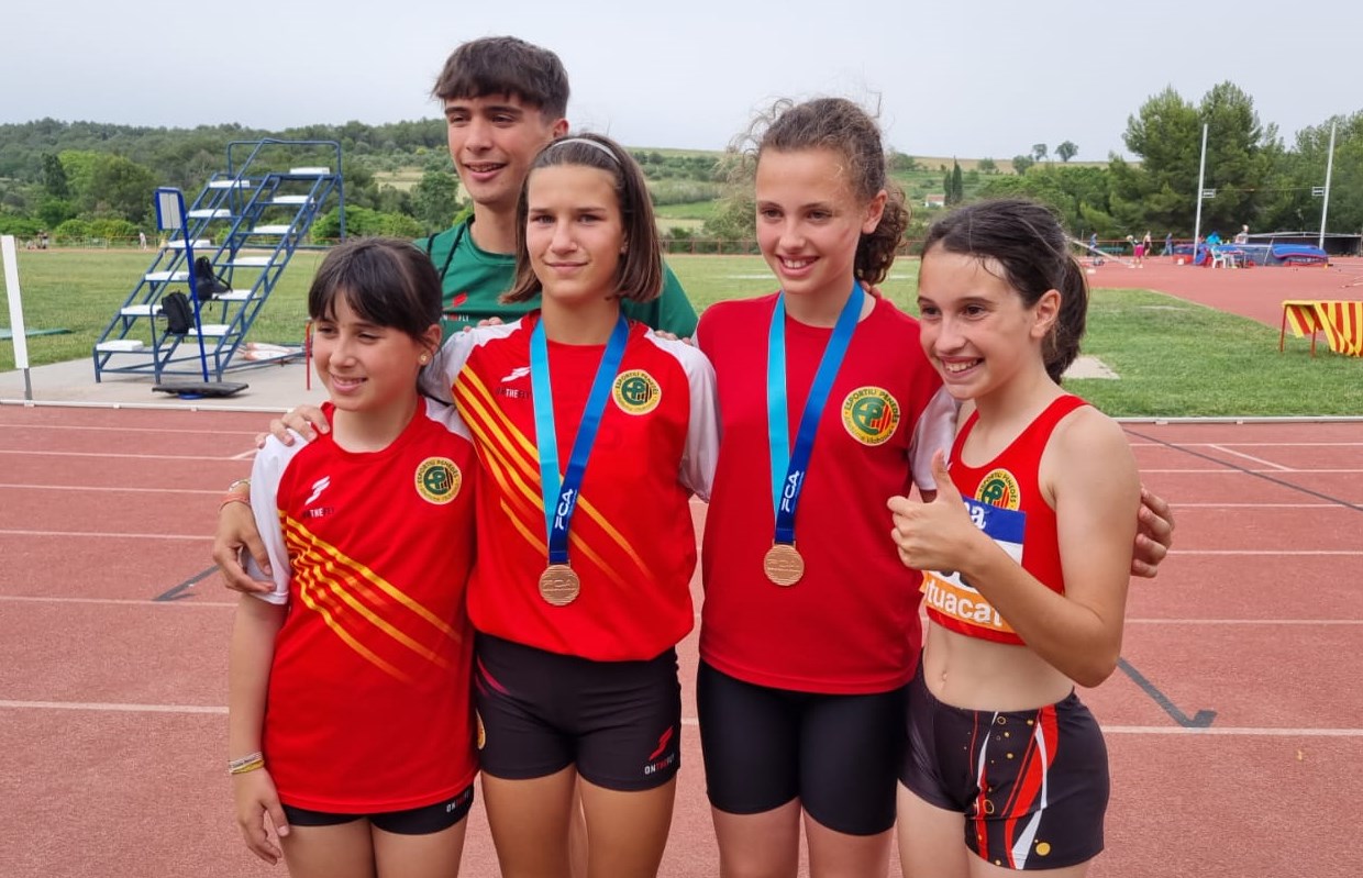 cloe Salces, Enis Riol, Sara Guardiet, Arlet González, amb Martí Fontanals (Monitor)
