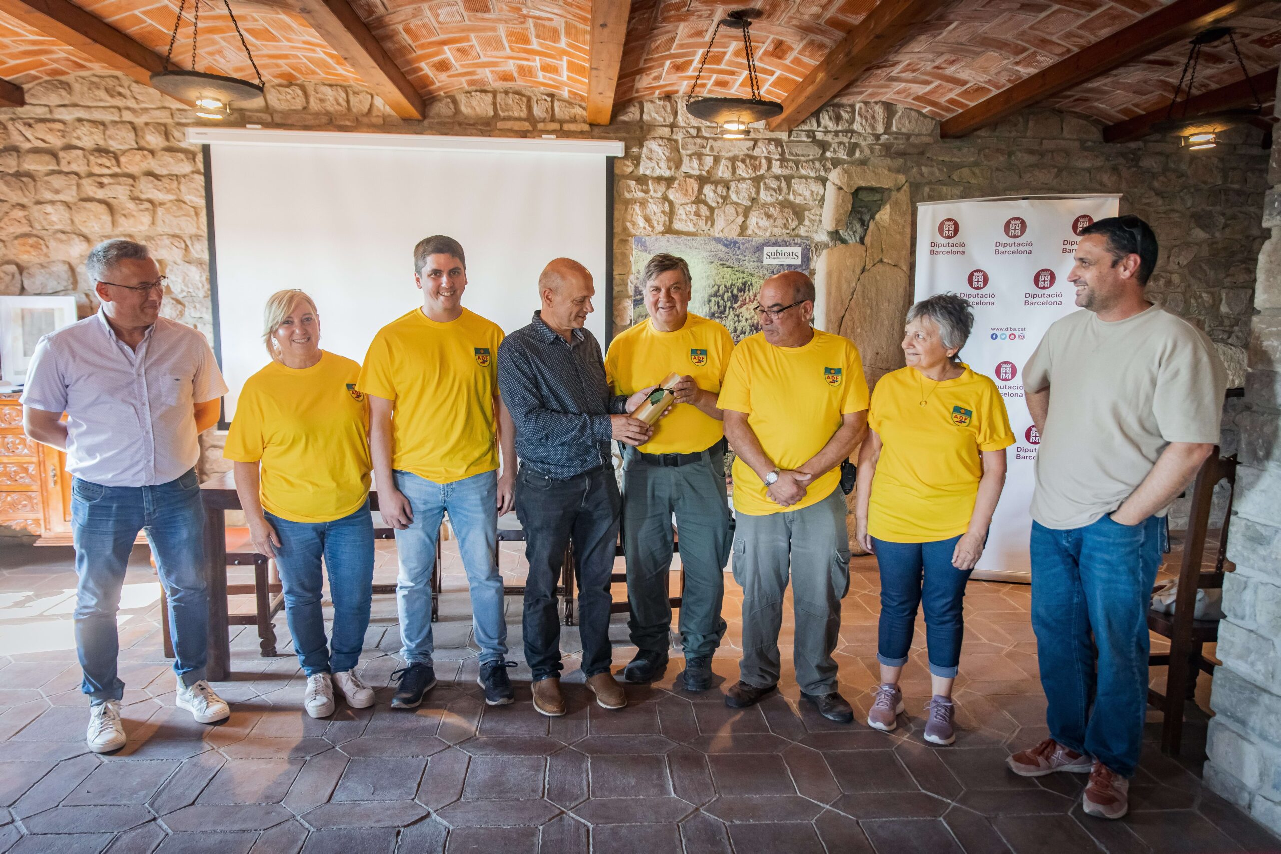 El diputat de Prevenció d’Incendis i Gestió Forestal, Jordi Fàbrega, entrega el trofeu al president de l’ADF de Subirats