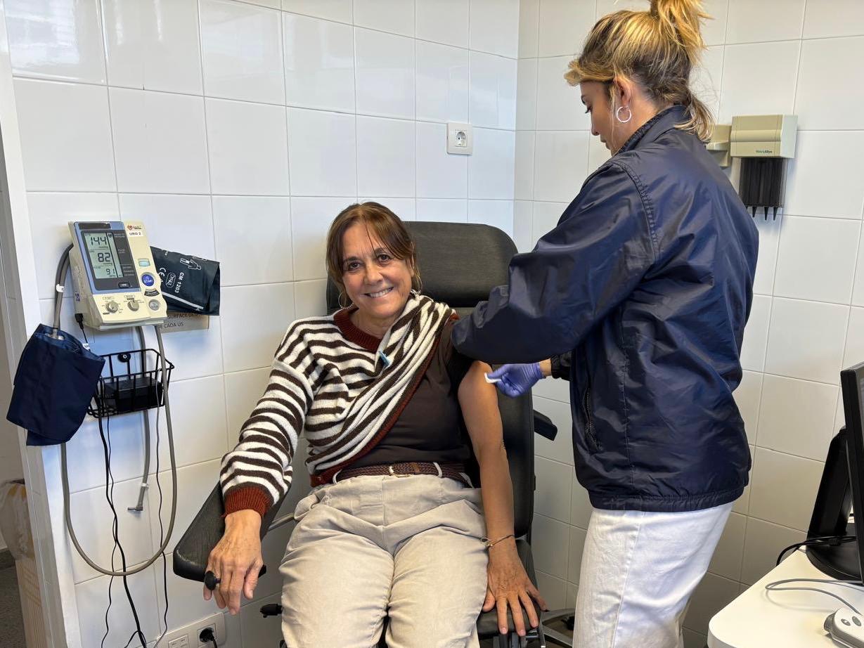 La gerent de la Regió Sanitària Penedès, Alba Brugués, després de vacunar-se de la grip